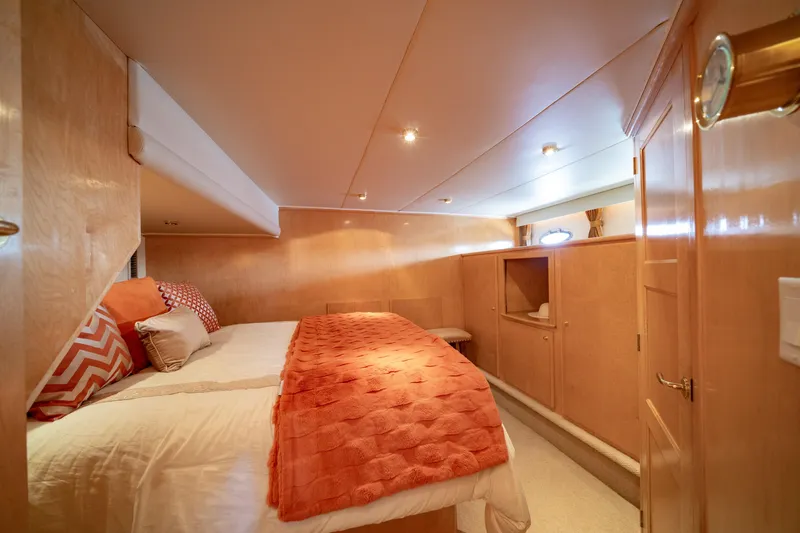 Slide: The Image of Luxurious cabin interior of 2000 Navigator 5300 Classic yacht with cozy bedding. - 34