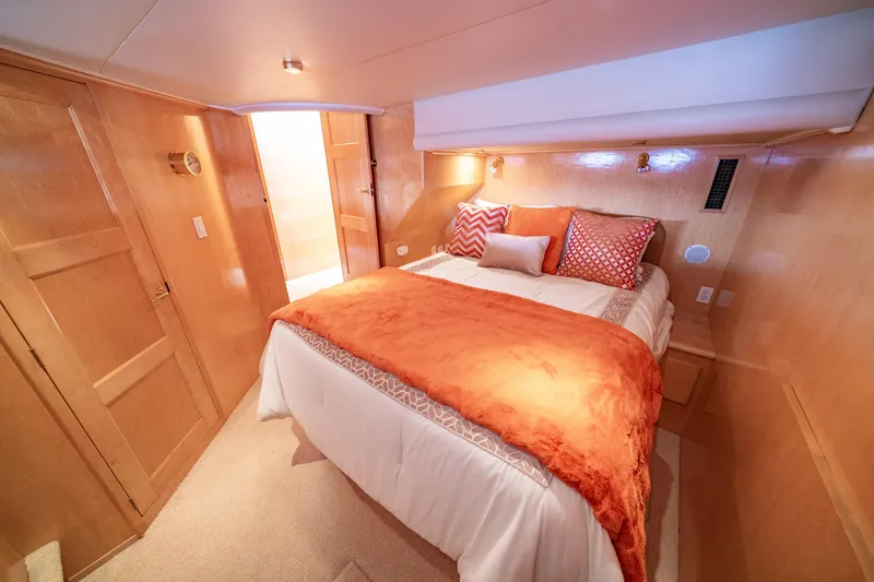 Slide: The Image of Luxurious bedroom interior of 2000 Navigator 5300 Classic yacht with cozy bedding. - 35