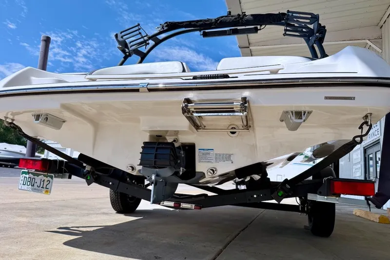 Slide: The Image of 2025 Yamaha Boats AR195 on trailer, rear view under sunny sky. - 5