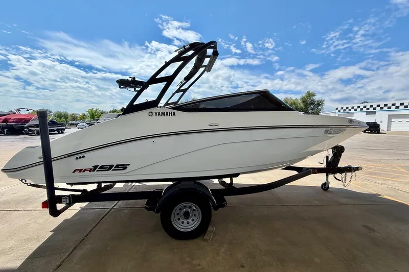 Slide: The Image of 2025 Yamaha Boats AR195 on trailer under a clear blue sky. - 7