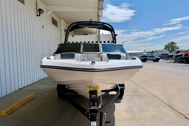 Slide: The Image of 2025 Yamaha Boats AR195 on trailer, parked outdoors under clear sky. - 9