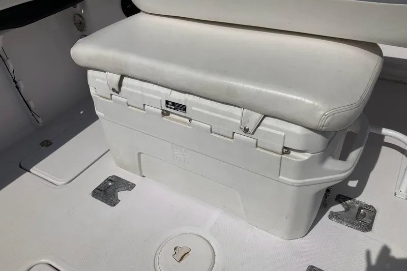 Slide: The Image of 2005 Donzi 35 ZF Daytona boat interior with cushioned storage seat. - 32