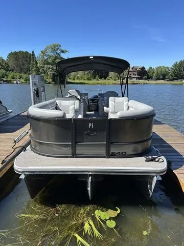 The Image of Crest Classic 240 SLRC Tritoon 2025 - 1