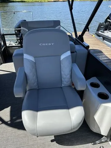 Slide: The Image of Crest Classic 240 SLRC Tritoon 2025 - 10