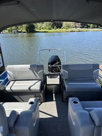 Slide: The Image of Crest Classic 240 SLRC Tritoon 2025 - 11