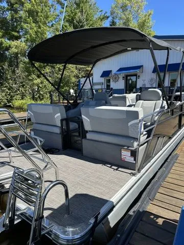 Slide: The Image of Crest Classic 240 SLRC Tritoon 2025 - 3