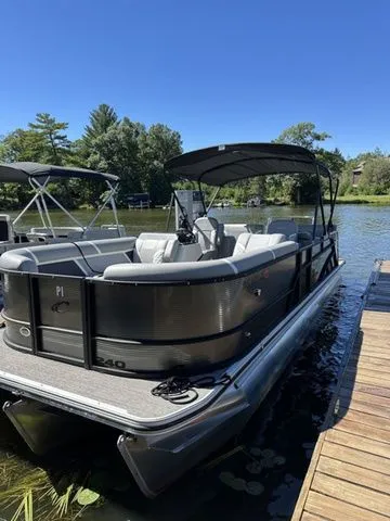 Slide: The Image of Crest Classic 240 SLRC Tritoon 2025 - 5