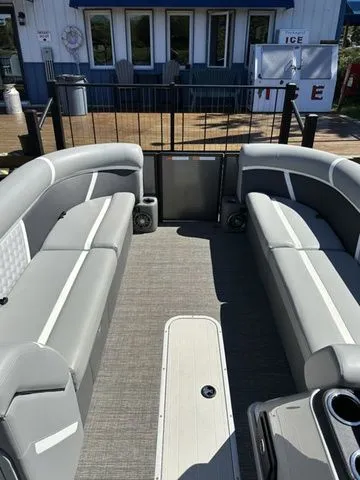 Slide: The Image of Crest Classic 240 SLRC Tritoon 2025 - 7