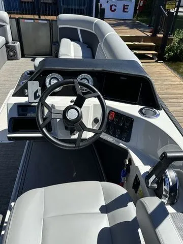 Slide: The Image of Crest Classic 240 SLRC Tritoon 2025 - 8