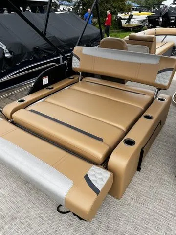 Slide: The Image of Crest Classic 240 SLSC Tritoon 2025 - 10