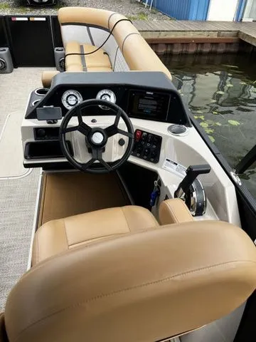 Slide: The Image of Crest Classic 240 SLSC Tritoon 2025 - 11