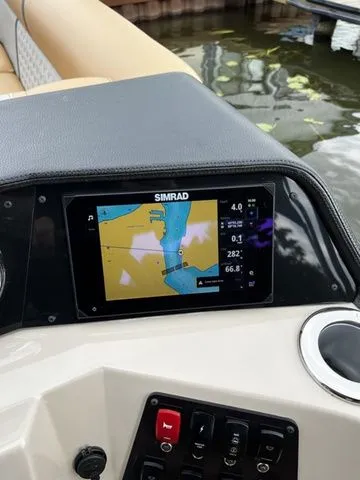 Slide: The Image of Crest Classic 240 SLSC Tritoon 2025 - 12