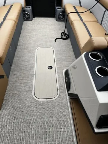 Slide: The Image of Crest Classic 240 SLSC Tritoon 2025 - 15