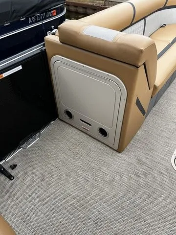 Slide: The Image of Crest Classic 240 SLSC Tritoon 2025 - 16