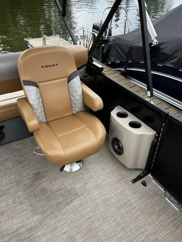 Slide: The Image of Crest Classic 240 SLSC Tritoon 2025 - 17