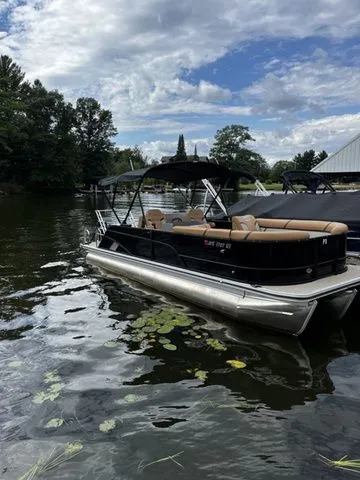 Slide: The Image of Crest Classic 240 SLSC Tritoon 2025 - 3