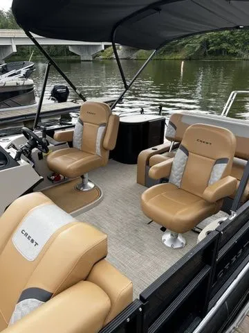 Slide: The Image of Crest Classic 240 SLSC Tritoon 2025 - 7