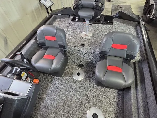 Slide: The Image of Tracker Pro Team 175 2025 - 10