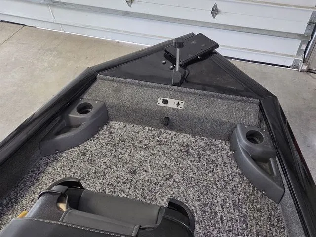 Slide: The Image of Tracker Pro Team 175 2025 - 20