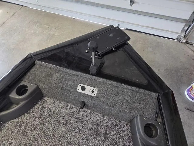 Slide: The Image of Tracker Pro Team 175 2025 - 24