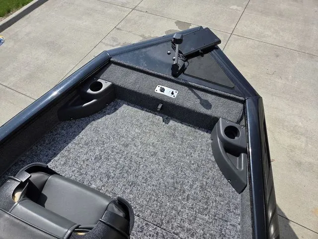 Slide: The Image of Tracker Pro Team 175 2025 - 25