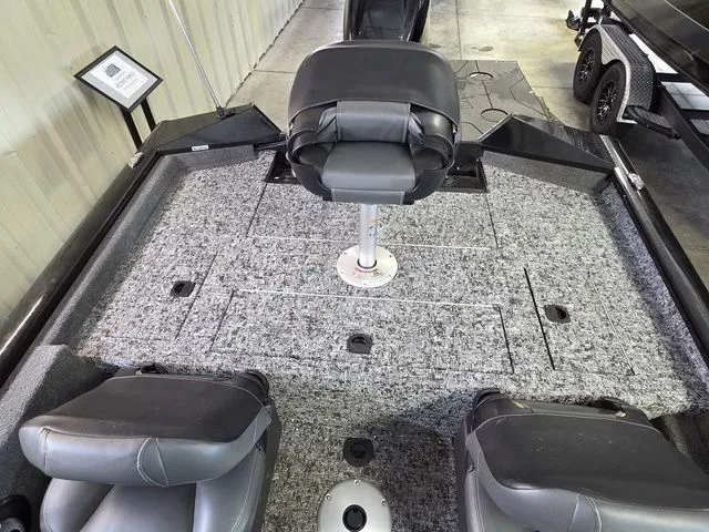 Slide: The Image of Tracker Pro Team 175 2025 - 6