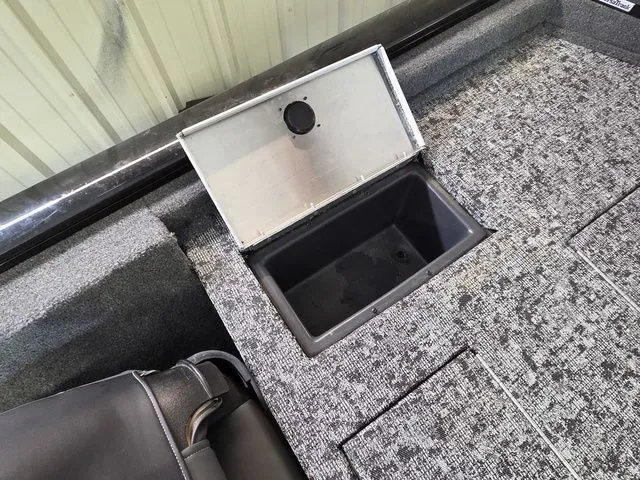 Slide: The Image of Tracker Pro Team 175 2025 - 8