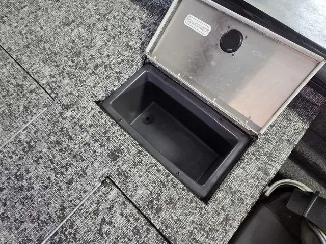 Slide: The Image of Tracker Pro Team 175 2025 - 9