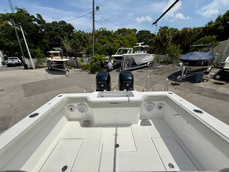 Slide: The Image of Front Runner 33 Center Console 2022 - 10