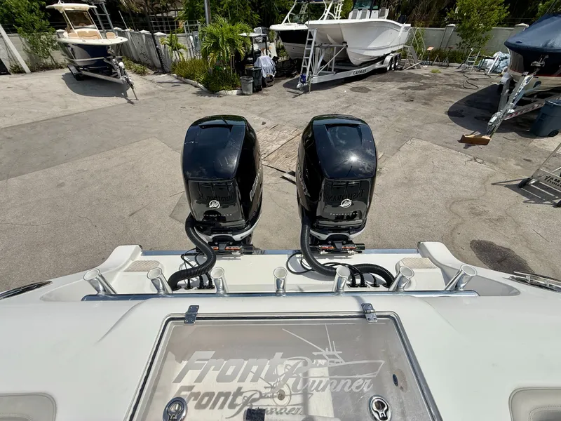 Slide: The Image of Front Runner 33 Center Console 2022 - 12