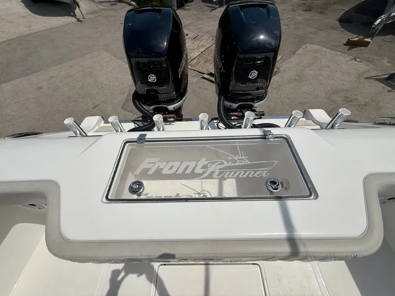 Slide: The Image of Front Runner 33 Center Console 2022 - 13