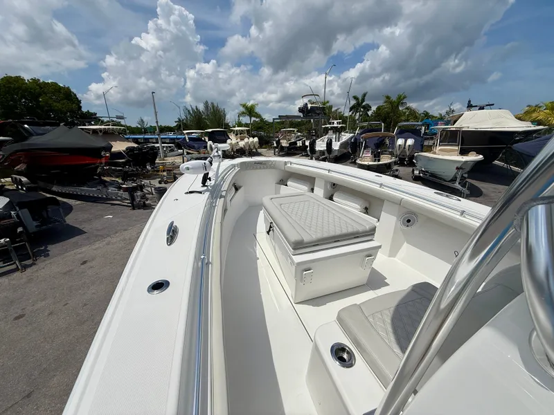 Slide: The Image of Front Runner 33 Center Console 2022 - 14