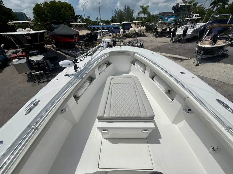 Slide: The Image of Front Runner 33 Center Console 2022 - 16