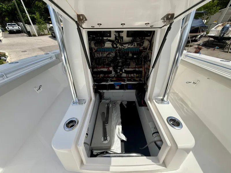 Slide: The Image of Front Runner 33 Center Console 2022 - 18
