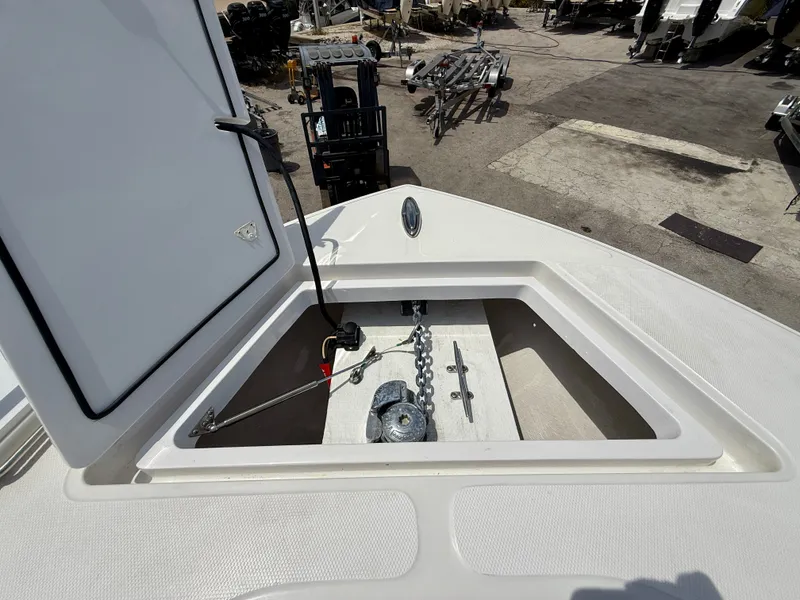 Slide: The Image of Front Runner 33 Center Console 2022 - 21