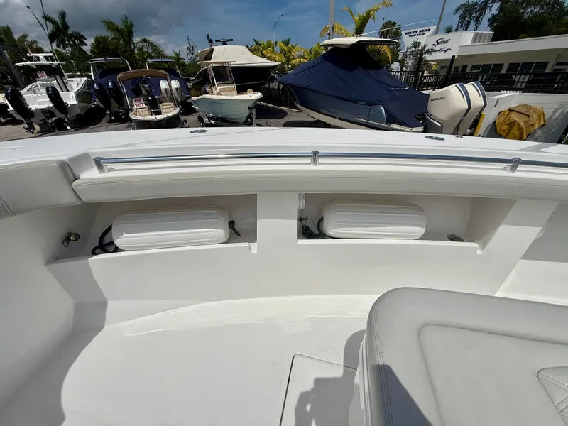 Slide: The Image of Front Runner 33 Center Console 2022 - 22