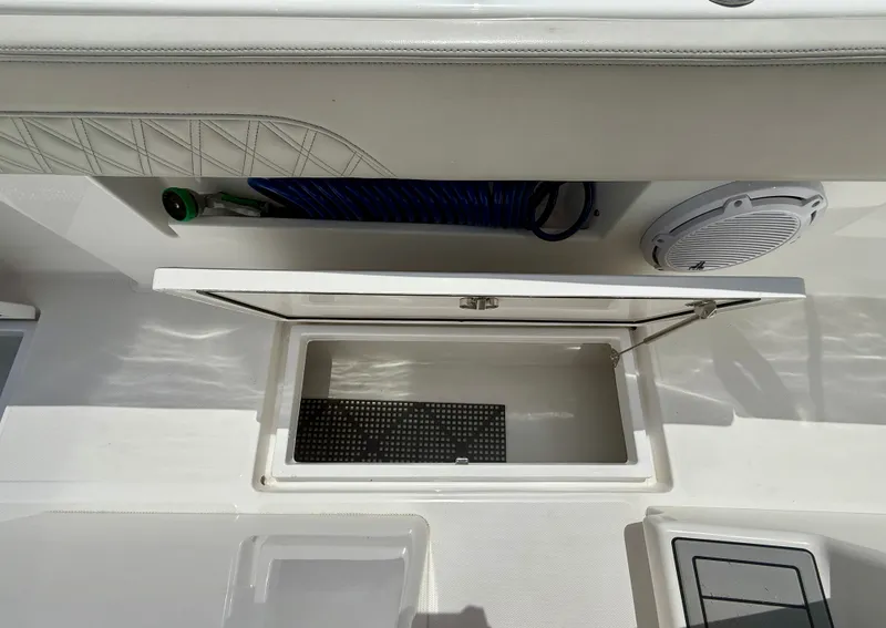Slide: The Image of Front Runner 33 Center Console 2022 - 7