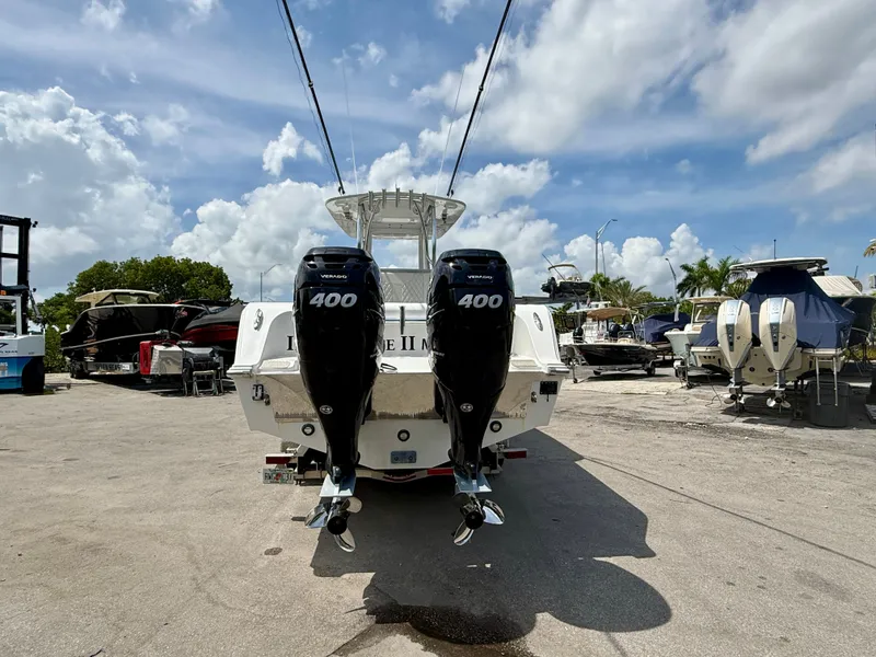 Slide: The Image of Front Runner 33 Center Console 2022 - 8