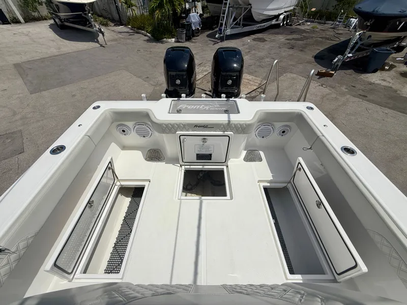 Slide: The Image of Front Runner 33 Center Console 2022 - 9