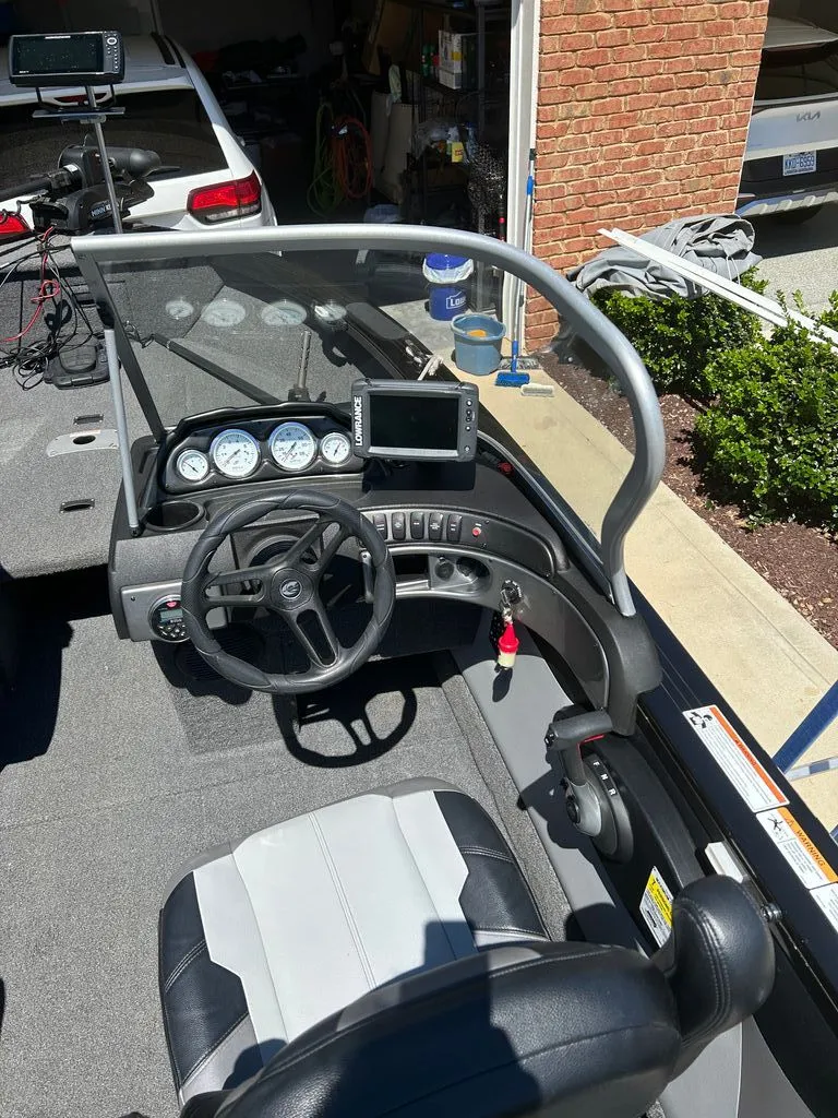 Slide: The Image of Crestliner 1750 Super Hawk 2020 - 9