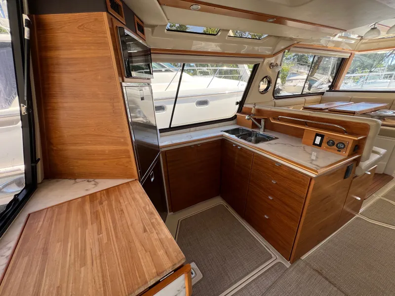 Slide: The Image of Ranger Tug 43 CB 2022 - 9