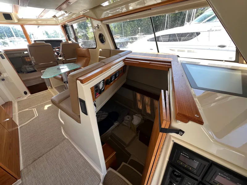 Slide: The Image of Ranger Tug R-43 CB 2022 - 10