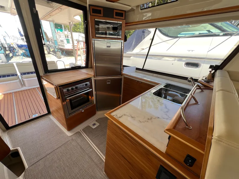 Slide: The Image of Ranger Tug R-43 CB 2022 - 16