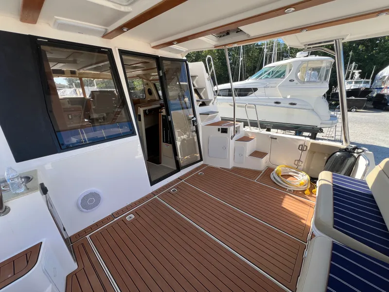 Slide: The Image of Ranger Tug R-43 CB 2022 - 6