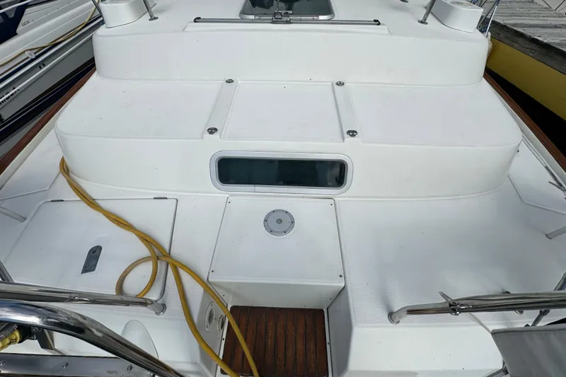Slide: The Image of Beneteau Oceanis 36 CC 2000 yacht deck with white surface and yellow cable. - 19