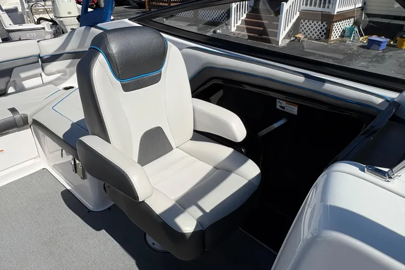Slide: The Image of Captain's seat on 2020 Yamaha AR240 boat, featuring sleek design and comfortable upholstery. - 15