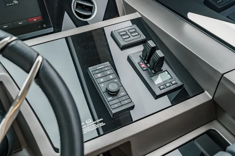 Slide: The Image of Sunseeker Manhattan 55 2021 - 61