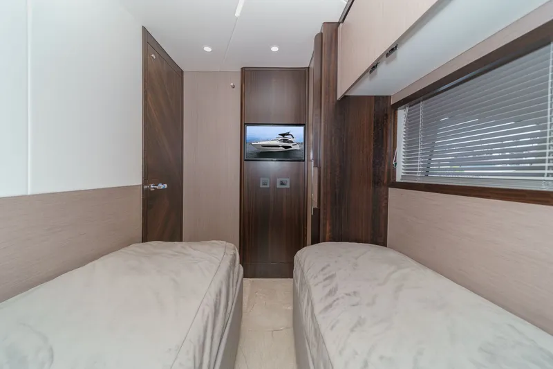 Slide: The Image of Sunseeker Manhattan 55 2021 - 72