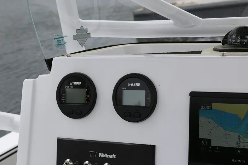 Slide: The Image of Dashboard of 2025 Wellcraft 202 Fisherman with Yamaha gauges and Garmin display. - 46