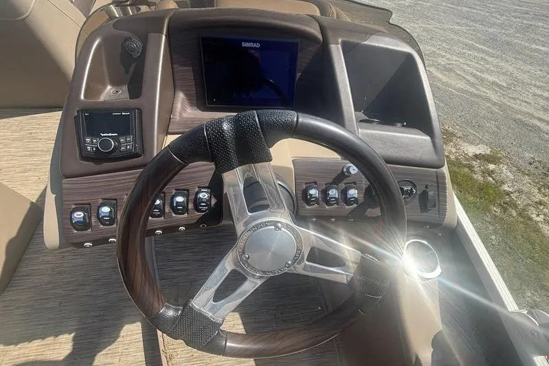 Slide: The Image of Steering console of 2020 Bennington 25 RSB boat with controls and display. - 14